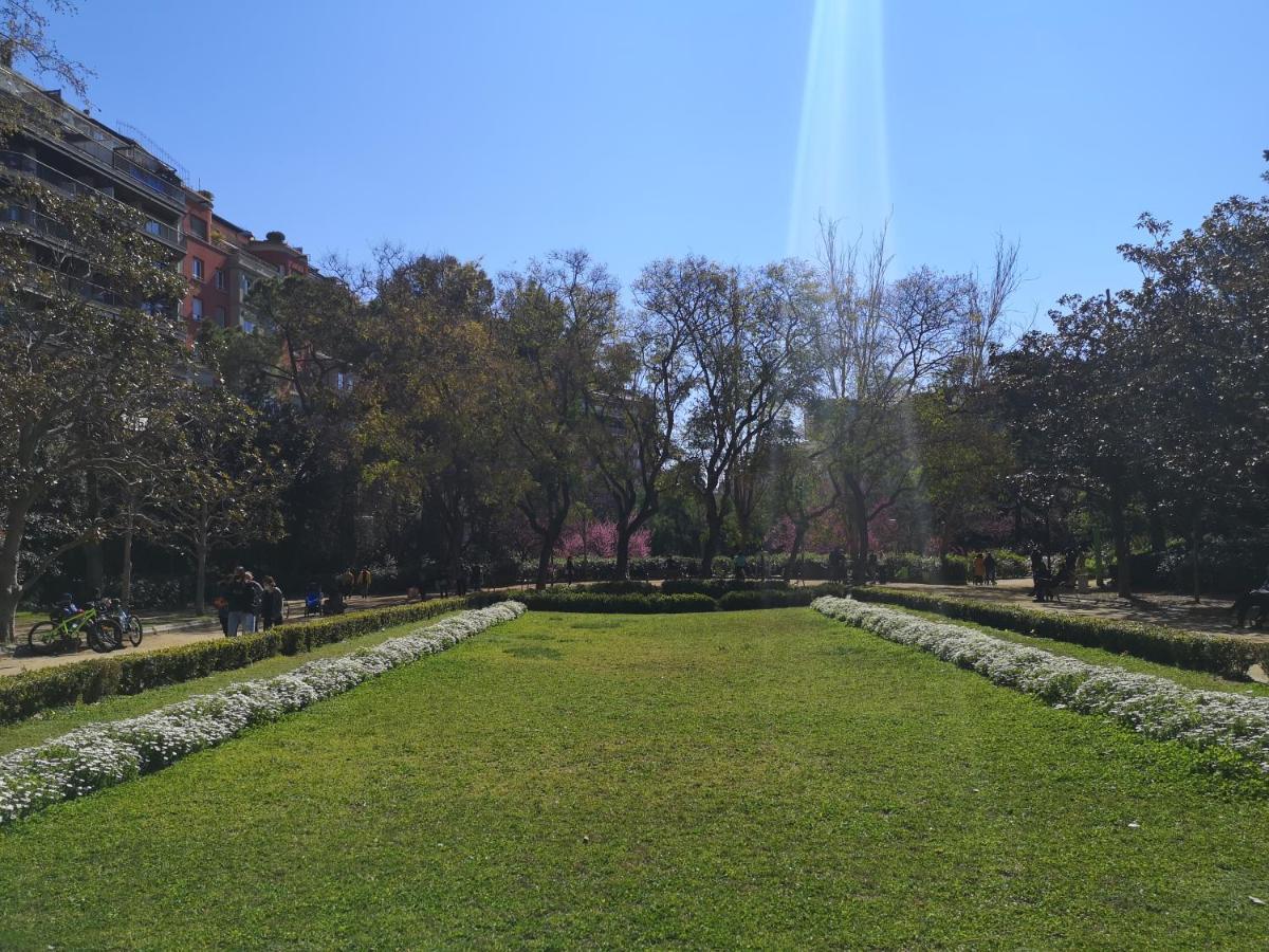 Aparteasy - Turo Park With Lovely Balcony Барселона Екстер'єр фото